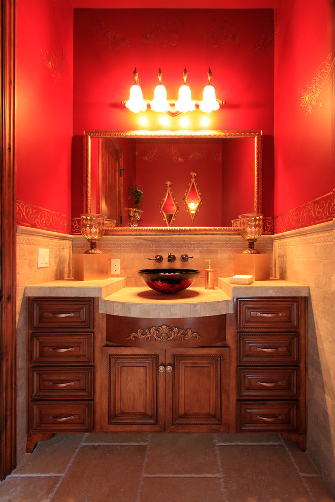 Источник вдохновения для домашнего уюта: ванная комната среднего размера в средиземноморском стиле с настольной раковиной, фасадами островного типа, бежевой плиткой, красными стенами и полом из травертина