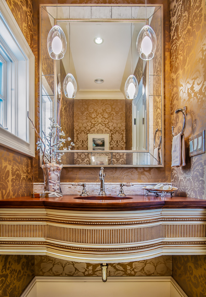 Diseño de cuarto de baño clásico pequeño con lavabo bajoencimera y encimera de madera