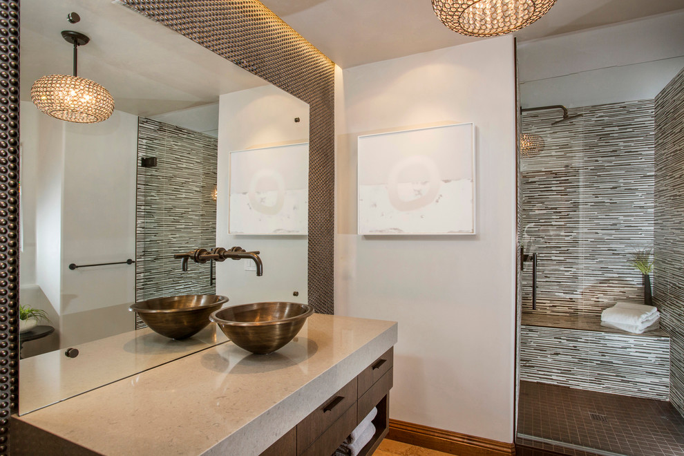 Réalisation d'une salle de bain design en bois brun avec un placard à porte plane, un carrelage marron, carrelage en métal, un mur gris, une vasque et un plan de toilette en quartz modifié.