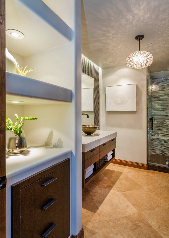 Пример оригинального дизайна: ванная комната в современном стиле с плоскими фасадами, фасадами цвета дерева среднего тона, коричневой плиткой, металлической плиткой, серыми стенами, полом из известняка, настольной раковиной и столешницей из искусственного кварца