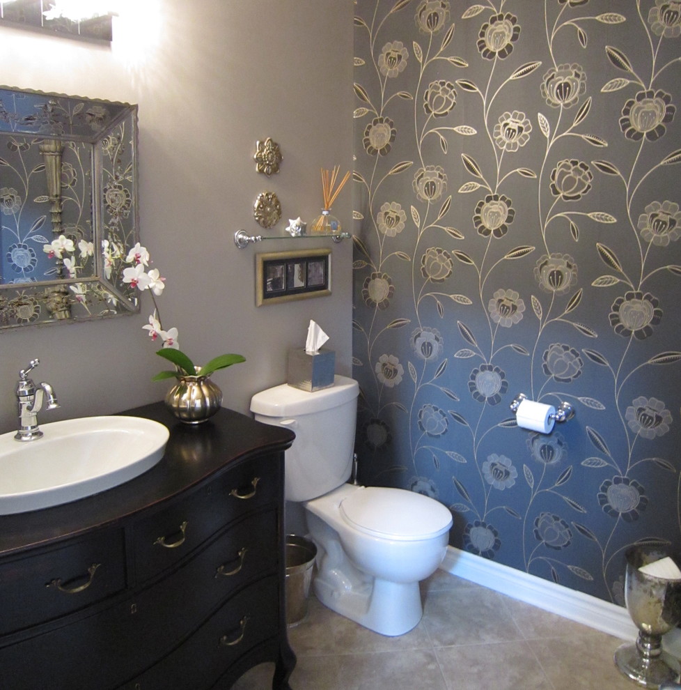 Idéer för att renovera ett stort vintage svart svart badrum, med en toalettstol med separat cisternkåpa, svarta skåp, grå väggar, klinkergolv i porslin, ett fristående handfat, träbänkskiva, beiget golv och släta luckor