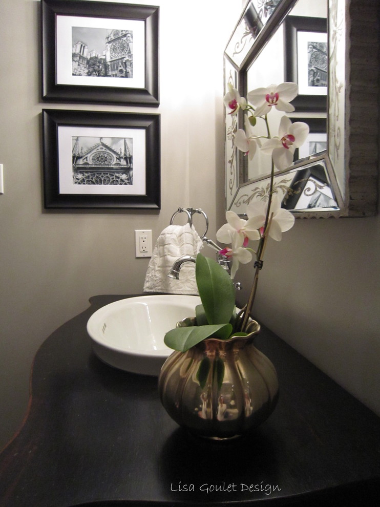 Großes Klassisches Badezimmer mit verzierten Schränken, schwarzen Schränken, Wandtoilette mit Spülkasten, grauer Wandfarbe, Porzellan-Bodenfliesen, Aufsatzwaschbecken, Waschtisch aus Holz, beigem Boden und schwarzer Waschtischplatte in Ottawa