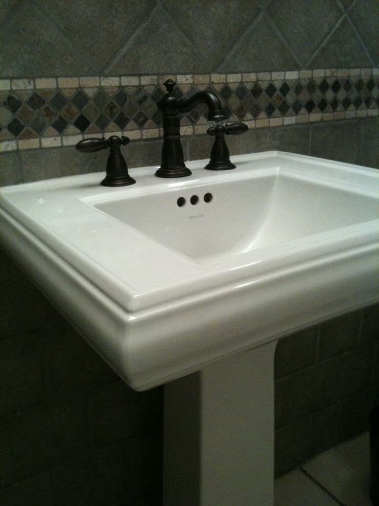 Ispirazione per una piccola stanza da bagno con doccia tradizionale con WC monopezzo, piastrelle grigie, piastrelle in ceramica, pareti grigie e pavimento in gres porcellanato