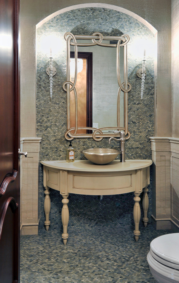 Aménagement d'une petite salle d'eau classique avec un placard en trompe-l'oeil, des portes de placard beiges, un plan de toilette en bois, un carrelage vert et mosaïque.