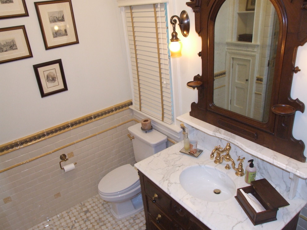 Foto på ett mellanstort vintage badrum med dusch, med ett undermonterad handfat, möbel-liknande, skåp i mörkt trä, marmorbänkskiva, en toalettstol med separat cisternkåpa, beige kakel, tunnelbanekakel, vita väggar, marmorgolv och en öppen dusch