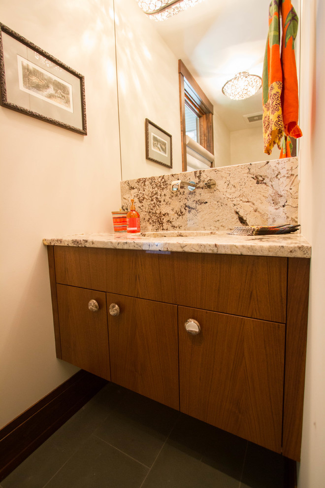 Exemple d'une salle de bain tendance en bois brun avec un lavabo encastré et un plan de toilette en granite.
