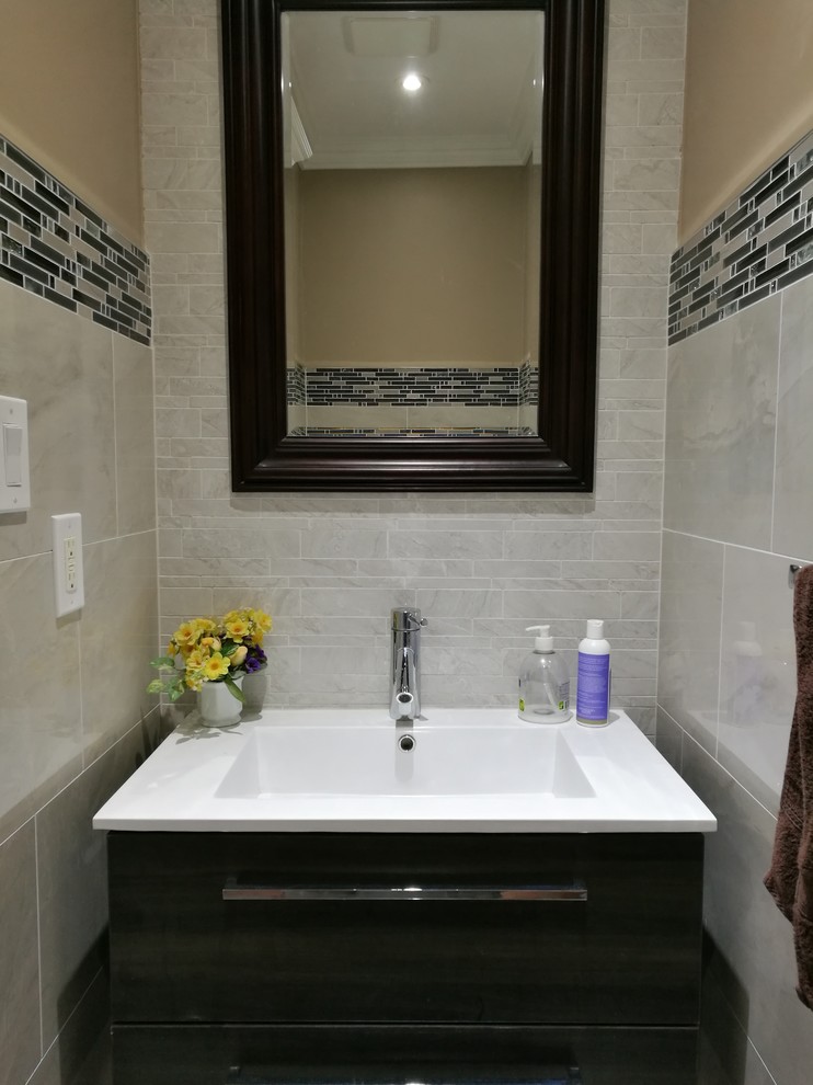 Minimalist bathroom photo in Toronto