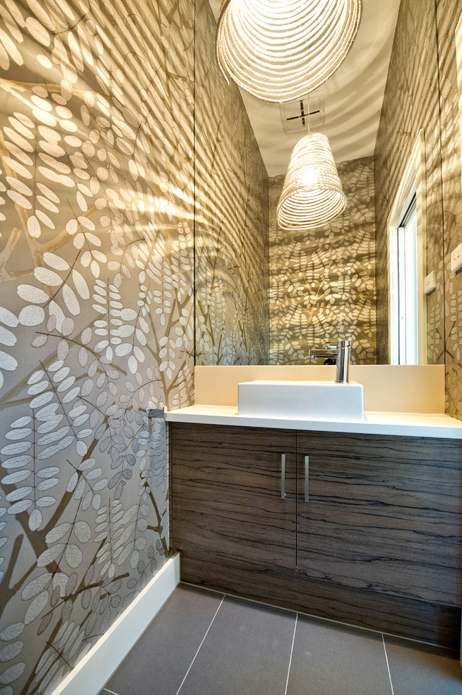 Kleines Stilmix Badezimmer mit profilierten Schrankfronten, dunklen Holzschränken, Toilette mit Aufsatzspülkasten, braunen Fliesen, Porzellanfliesen, Porzellan-Bodenfliesen, Aufsatzwaschbecken und Quarzwerkstein-Waschtisch in Melbourne