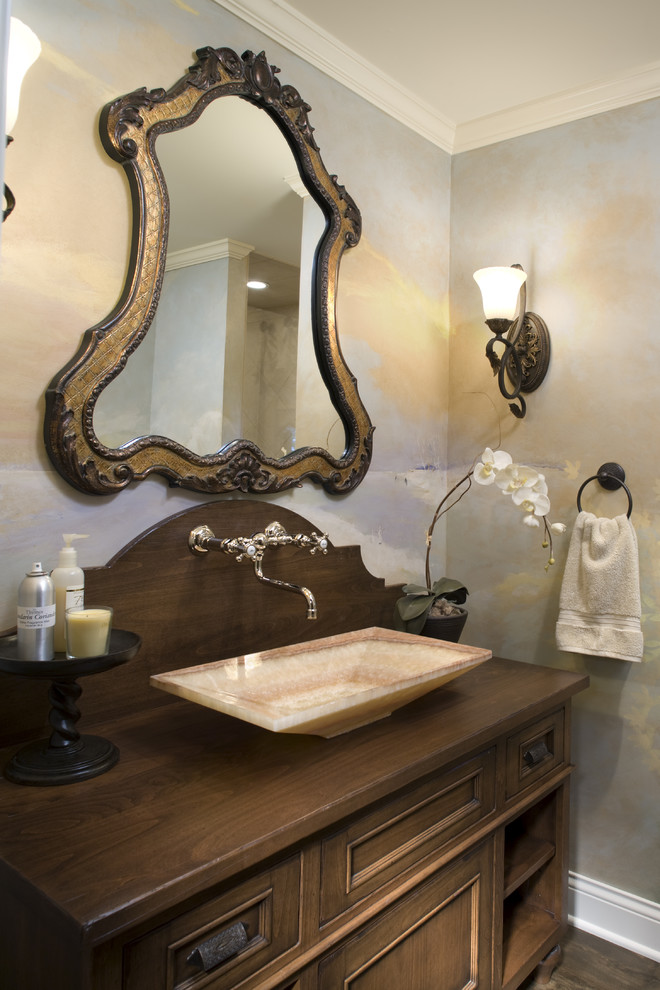 Immagine di una piccola stanza da bagno con doccia chic con lavabo a bacinella, top in legno, ante in legno bruno, top marrone e ante con riquadro incassato