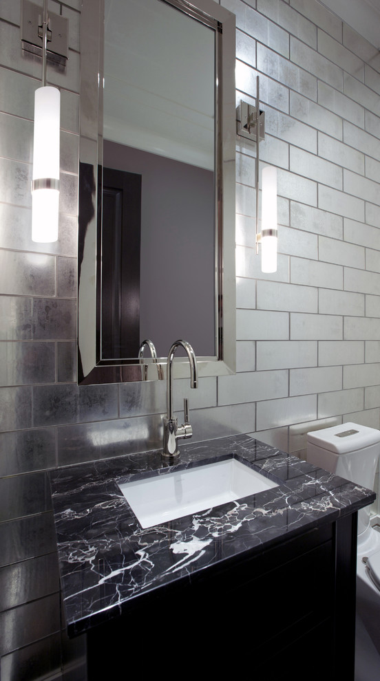 Foto di una stanza da bagno tradizionale con lavabo sottopiano, top in marmo e piastrelle di vetro