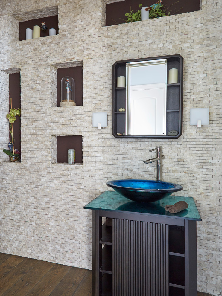 Стильный дизайн: главная ванная комната среднего размера в стиле модернизм с фасадами островного типа, темными деревянными фасадами, бежевой плиткой, каменной плиткой, бежевыми стенами, темным паркетным полом, настольной раковиной, стеклянной столешницей, коричневым полом и зеленой столешницей - последний тренд
