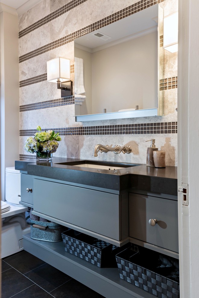 Modelo de cuarto de baño clásico renovado de tamaño medio con armarios con paneles lisos y encimera de granito
