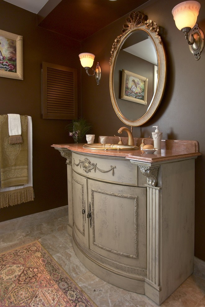 На фото: ванная комната среднего размера в классическом стиле с накладной раковиной, мраморной столешницей, коричневыми стенами, мраморным полом, душевой кабиной, серыми фасадами и фасадами с утопленной филенкой