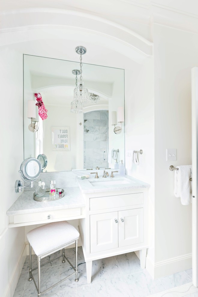 Idéer för ett litet klassiskt badrum, med ett undermonterad handfat, luckor med infälld panel, vita skåp, marmorbänkskiva, vit kakel, stenkakel, vita väggar och marmorgolv