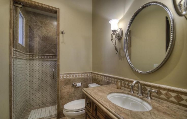 Inspiration för ett mycket stort vintage badrum, med möbel-liknande, beige skåp, en toalettstol med separat cisternkåpa, beige kakel, stenkakel, beige väggar, travertin golv, ett fristående handfat och granitbänkskiva