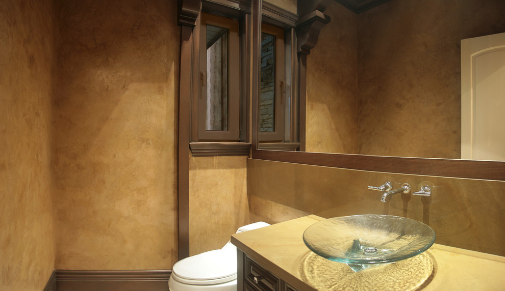 На фото: ванная комната среднего размера в современном стиле с фасадами с выступающей филенкой, темными деревянными фасадами, унитазом-моноблоком, бежевыми стенами, мраморным полом, душевой кабиной, врезной раковиной и мраморной столешницей с