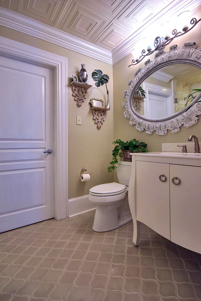 Пример оригинального дизайна: ванная комната среднего размера в стиле шебби-шик с накладной раковиной, фасадами островного типа, белыми фасадами, белой плиткой, керамической плиткой, бежевыми стенами, полом из керамической плитки, душевой кабиной, раздельным унитазом, коричневым полом, душем с распашными дверями, душем в нише и столешницей из искусственного камня