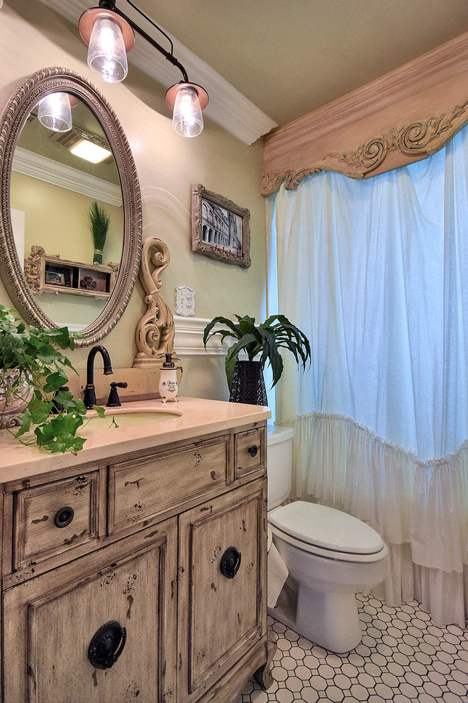 Exempel på ett mellanstort klassiskt badrum med dusch, med möbel-liknande, marmorbänkskiva, vit kakel, keramikplattor, beige väggar, klinkergolv i keramik, skåp i slitet trä, en toalettstol med separat cisternkåpa, ett undermonterad handfat och vitt golv