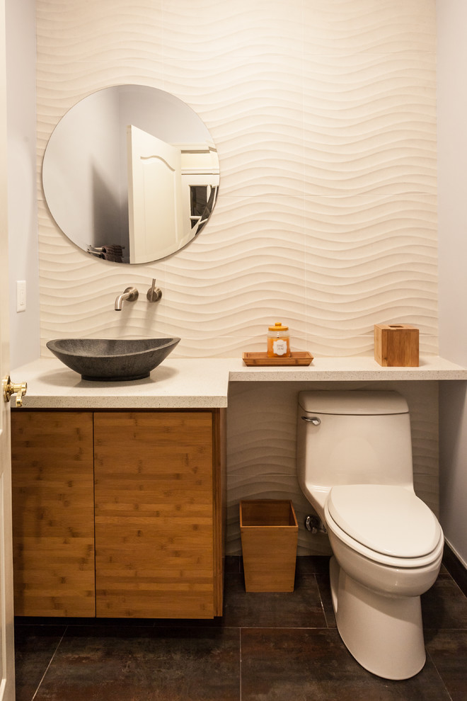 Стильный дизайн: ванная комната среднего размера в современном стиле с плоскими фасадами, коричневыми фасадами, унитазом-моноблоком, бежевой плиткой, белыми стенами, полом из сланца, душевой кабиной, настольной раковиной, столешницей из ламината и коричневым полом - последний тренд