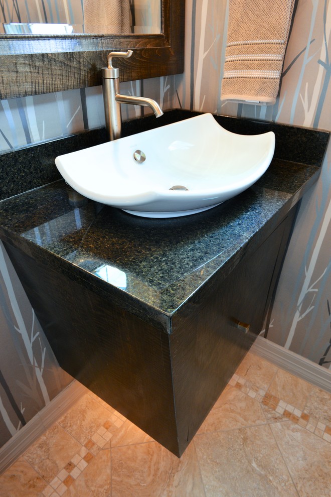 Immagine di una stanza da bagno con doccia contemporanea con lavabo a bacinella, ante lisce, ante in legno bruno, top in granito e pareti grigie