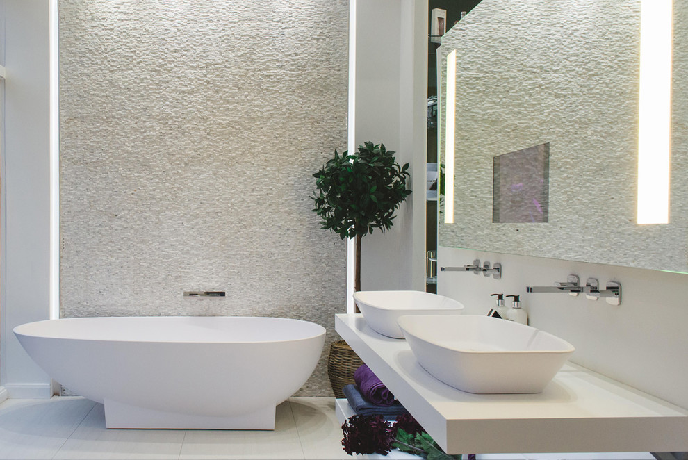 Inspiration pour une salle de bain design de taille moyenne avec un lavabo de ferme, une baignoire indépendante, un carrelage blanc, des carreaux de céramique, un mur blanc et un sol en carrelage de céramique.