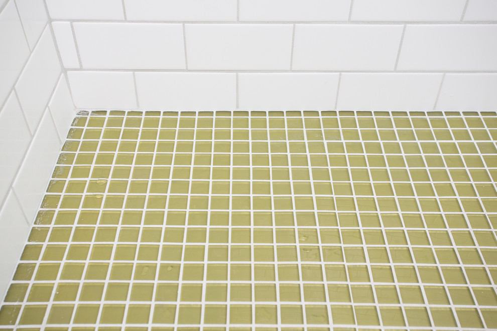 Foto di una stanza da bagno con doccia classica di medie dimensioni con doccia alcova, piastrelle bianche, piastrelle diamantate, pareti bianche, pavimento con piastrelle in ceramica, lavabo a colonna e pavimento verde