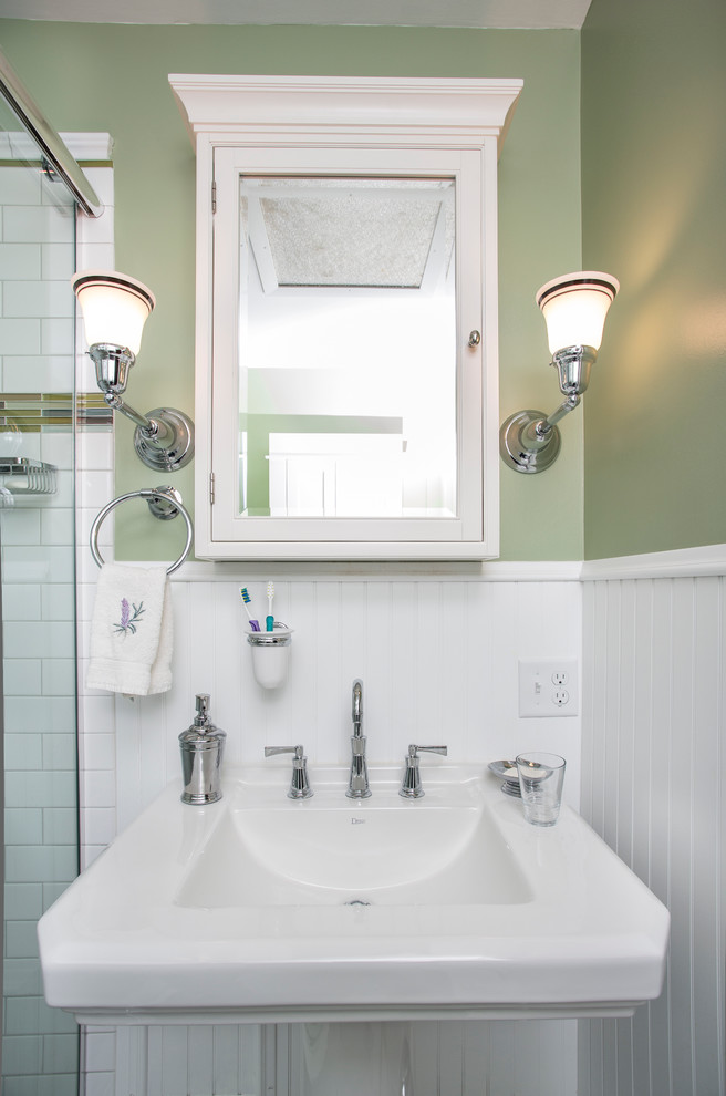 Esempio di una stanza da bagno con doccia tradizionale di medie dimensioni con doccia alcova, piastrelle bianche, piastrelle diamantate, pareti verdi, pavimento con piastrelle in ceramica e lavabo a colonna