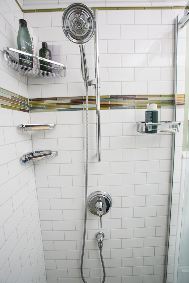 На фото: ванная комната среднего размера в классическом стиле с душем в нише, белой плиткой, плиткой кабанчик, зелеными стенами, полом из керамической плитки, душевой кабиной и раковиной с пьедесталом с