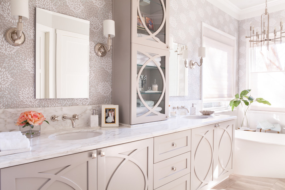 Immagine di una stanza da bagno padronale classica con ante beige, lavabo sottopiano e ante con riquadro incassato