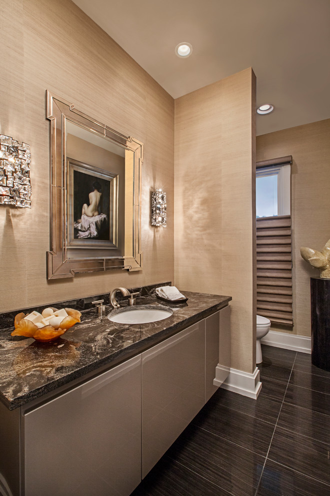 Großes Klassisches Badezimmer En Suite mit Unterbauwaschbecken, beiger Wandfarbe und Keramikboden in Detroit