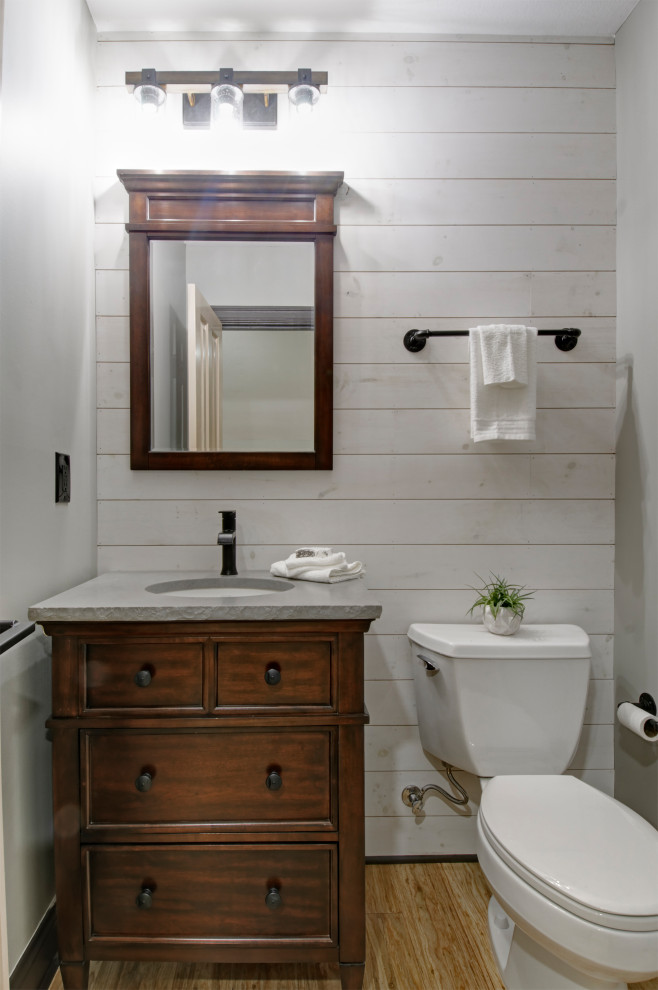 Idée de décoration pour une grande salle d'eau chalet en bois brun avec un plan de toilette en quartz, un plan de toilette gris, un mur blanc, parquet en bambou, un lavabo encastré, un sol beige et une cabine de douche à porte coulissante.