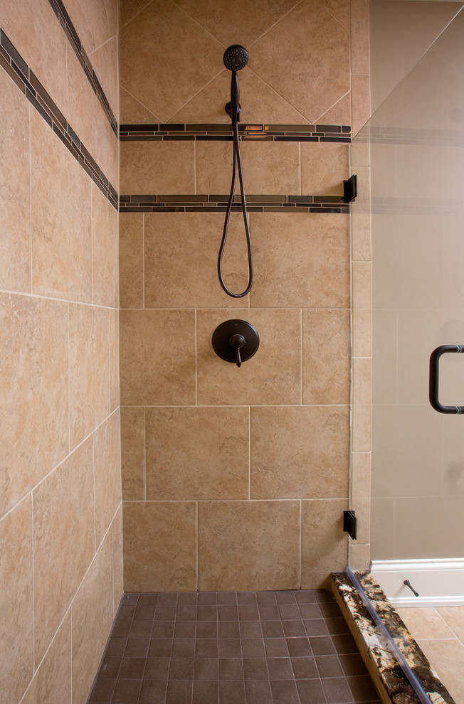 Idéer för ett mellanstort klassiskt badrum med dusch, med ett undermonterad handfat, luckor med profilerade fronter, skåp i mörkt trä, granitbänkskiva, beige kakel, stenkakel, grå väggar och travertin golv