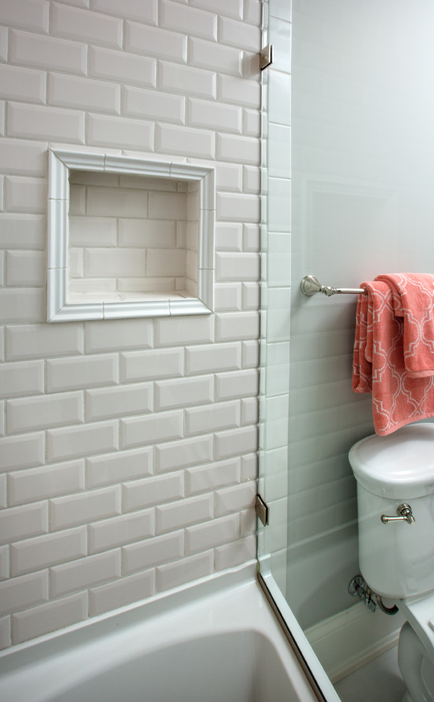 Mittelgroßes Modernes Badezimmer En Suite mit Einbaubadewanne, Eckdusche, Toilette mit Aufsatzspülkasten, weißen Fliesen, Metrofliesen und weißer Wandfarbe in Kolumbus