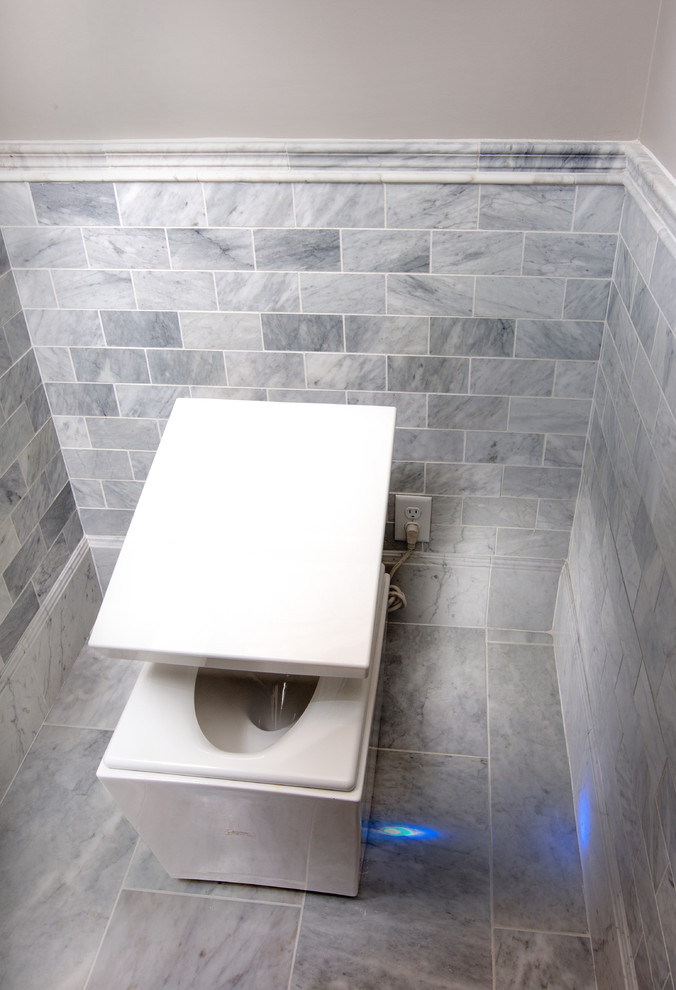 Idées déco pour une grande salle de bain principale classique avec un lavabo encastré, un placard à porte affleurante, des portes de placard blanches, un plan de toilette en marbre, une baignoire indépendante, une douche double, WC à poser, un carrelage gris, un carrelage de pierre, un mur gris et un sol en marbre.
