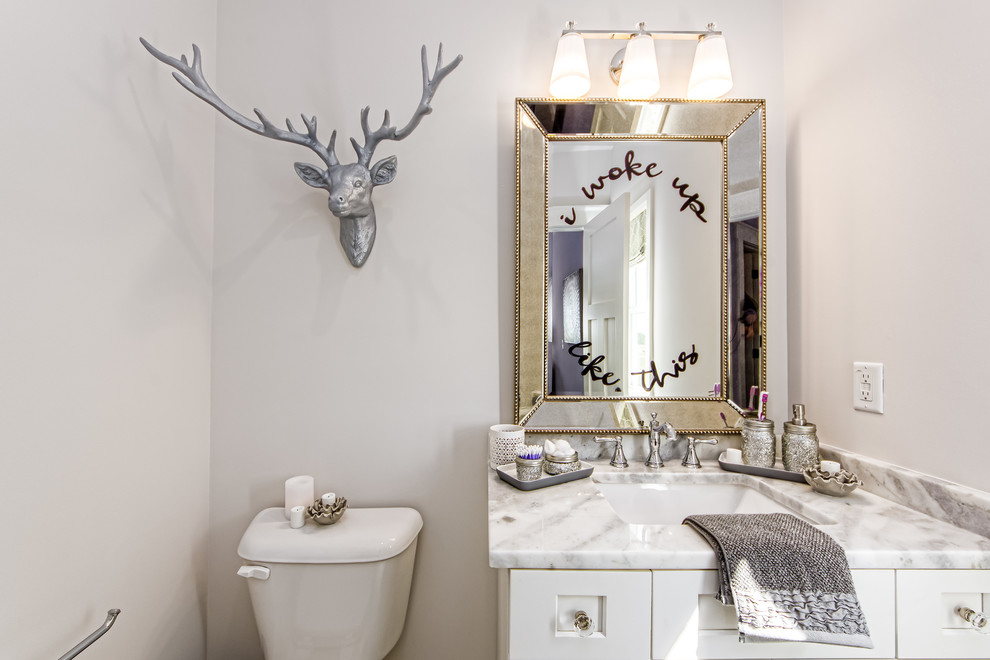 Immagine di una stanza da bagno classica di medie dimensioni con ante bianche