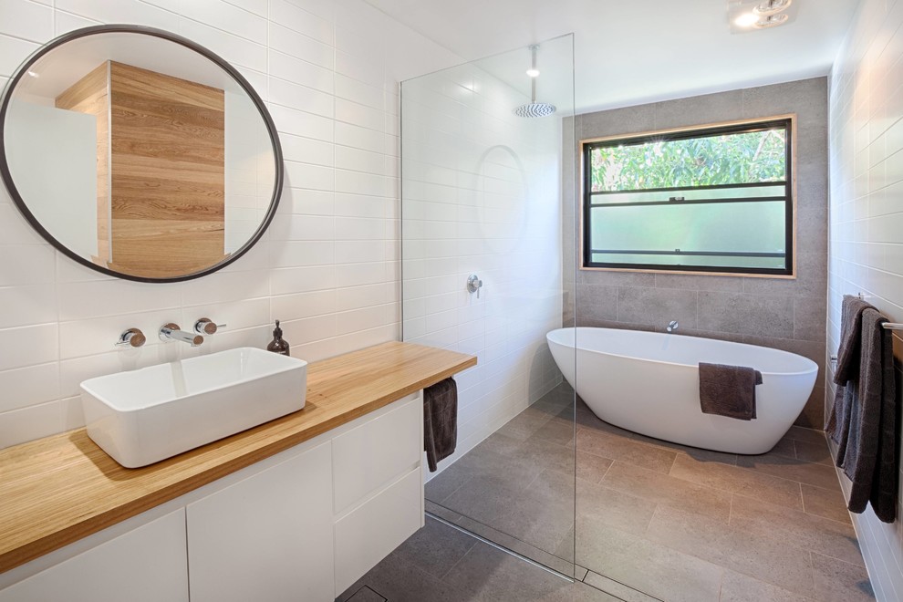 Inspiration för ett stort funkis en-suite badrum, med ett fristående badkar, flerfärgad kakel, träbänkskiva, våtrum, ett fristående handfat och med dusch som är öppen