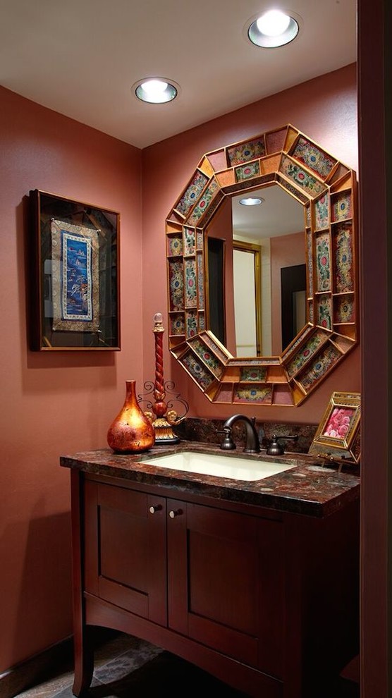 Immagine di una piccola stanza da bagno boho chic con ante in stile shaker, ante in legno bruno, piastrelle multicolore, piastrelle in pietra, pareti viola, pavimento in ardesia, lavabo sottopiano e top in granito
