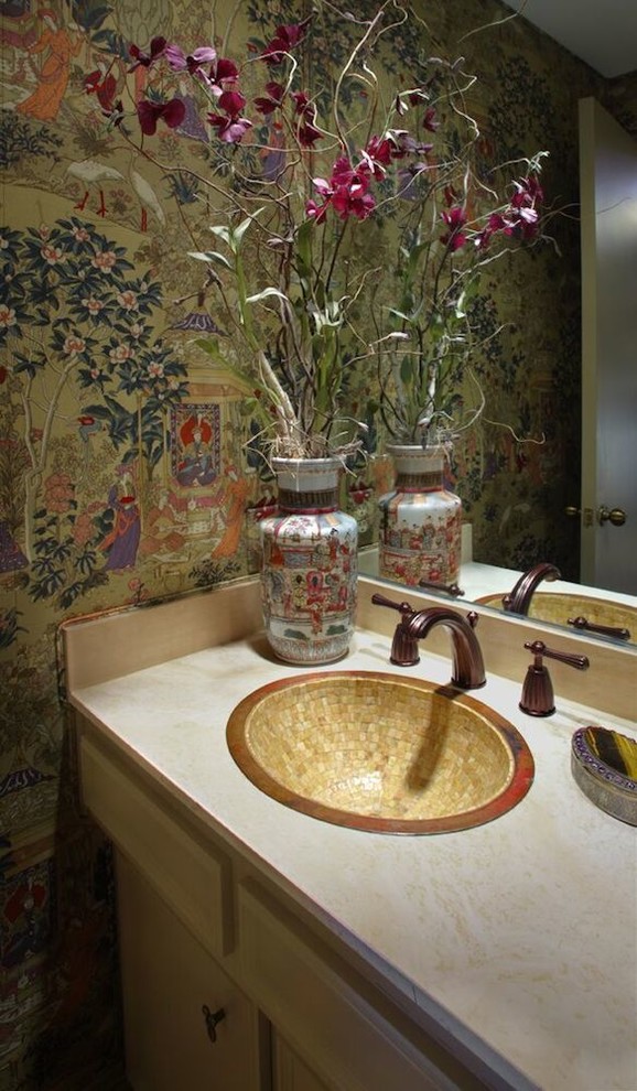 Diseño de cuarto de baño asiático pequeño con armarios con paneles con relieve, sanitario de una pieza, paredes multicolor, suelo de madera oscura, lavabo bajoencimera y encimera de piedra caliza