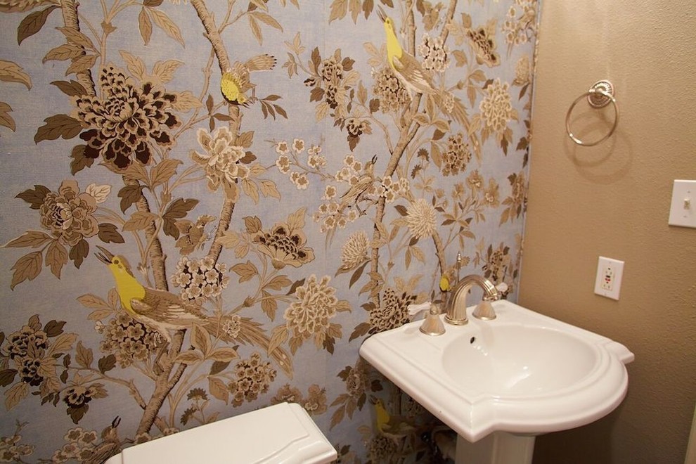 Kleines Klassisches Badezimmer mit Wandtoilette mit Spülkasten, blauer Wandfarbe, Marmorboden und Sockelwaschbecken in Dallas