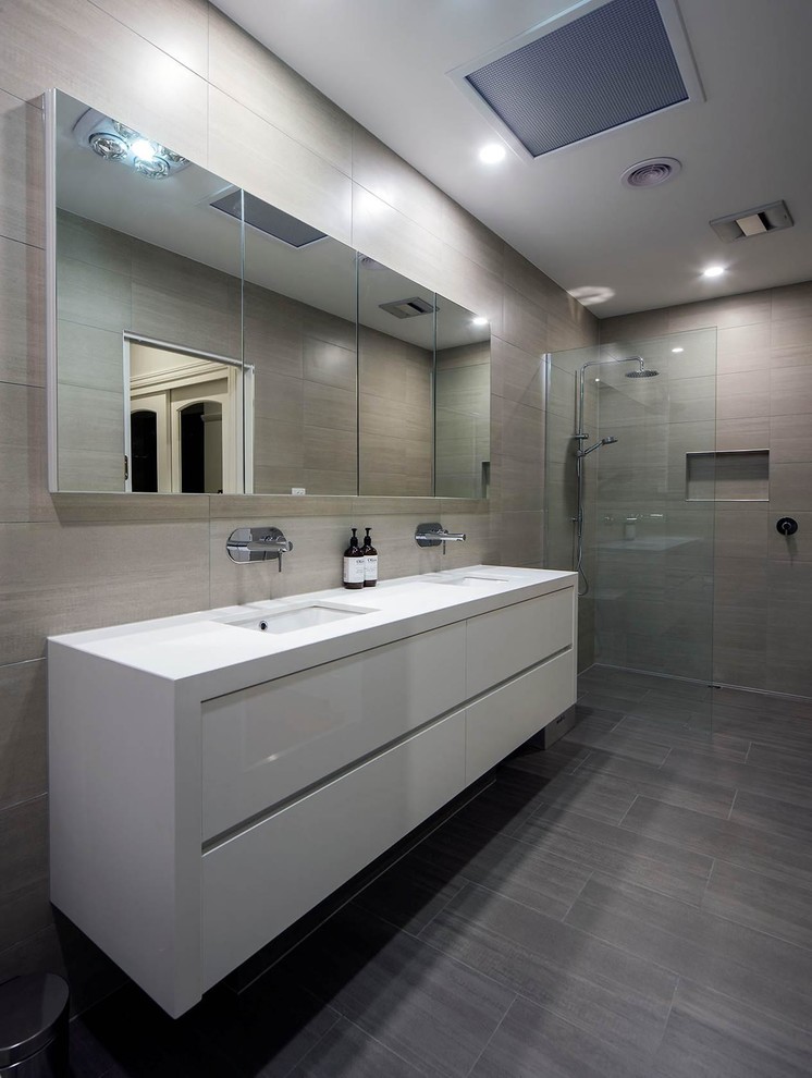 Idées déco pour une salle de bain principale moderne avec un placard à porte vitrée, une douche ouverte, WC à poser, un carrelage marron, des carreaux de céramique, un mur blanc, un lavabo intégré et un plan de toilette en granite.