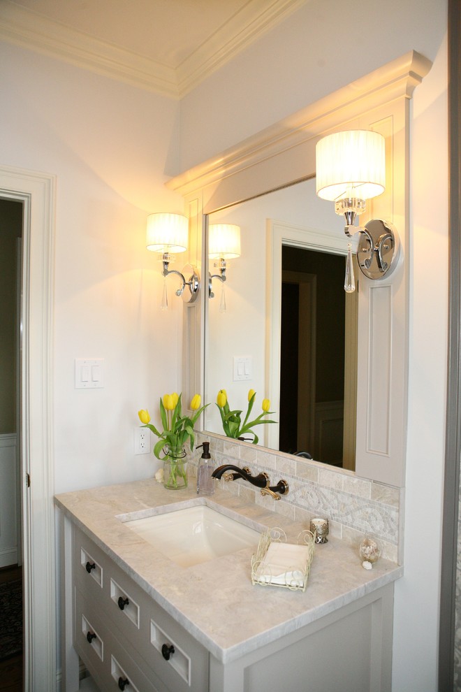 Ispirazione per una stanza da bagno con doccia chic di medie dimensioni con consolle stile comò, ante bianche, WC a due pezzi, pareti beige, pavimento in compensato, lavabo sottopiano e top in marmo