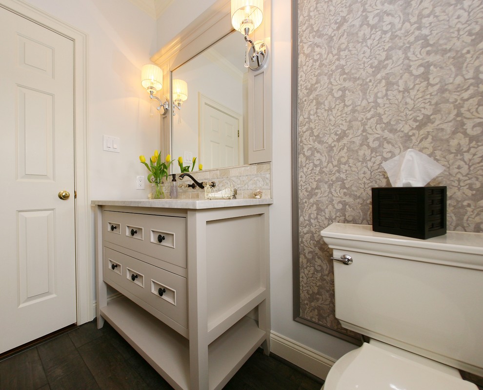 Пример оригинального дизайна: ванная комната среднего размера в стиле неоклассика (современная классика) с фасадами островного типа, белыми фасадами, раздельным унитазом, бежевыми стенами, полом из фанеры, душевой кабиной, врезной раковиной и мраморной столешницей