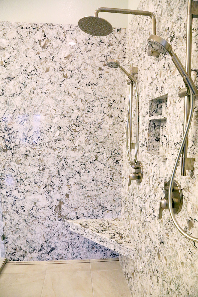 Großes Modernes Badezimmer En Suite mit offener Dusche, beigen Fliesen und Porzellanfliesen in Sacramento