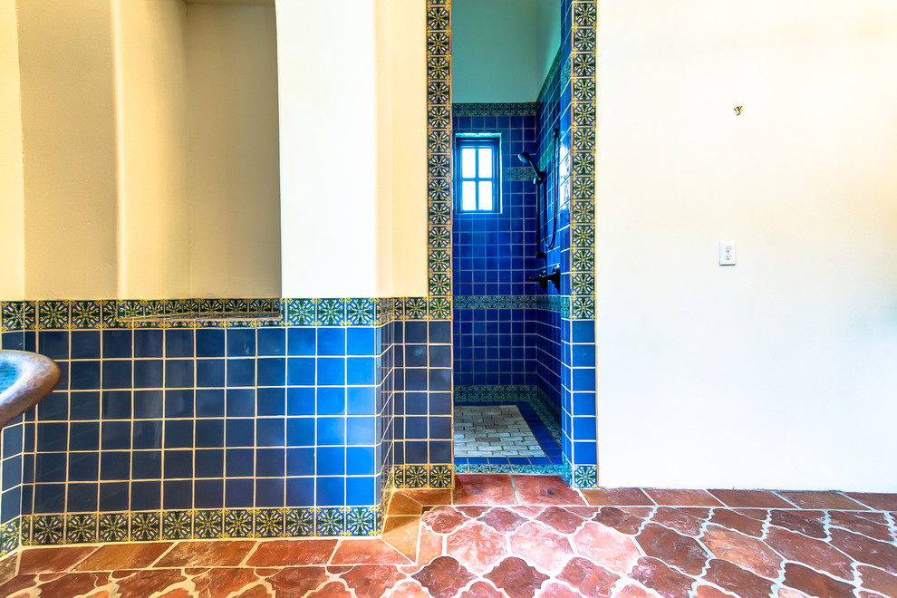 Idee per una stanza da bagno padronale rustica di medie dimensioni con lavabo a bacinella, vasca freestanding, doccia doppia, piastrelle verdi, piastrelle in terracotta, pareti beige e pavimento in terracotta