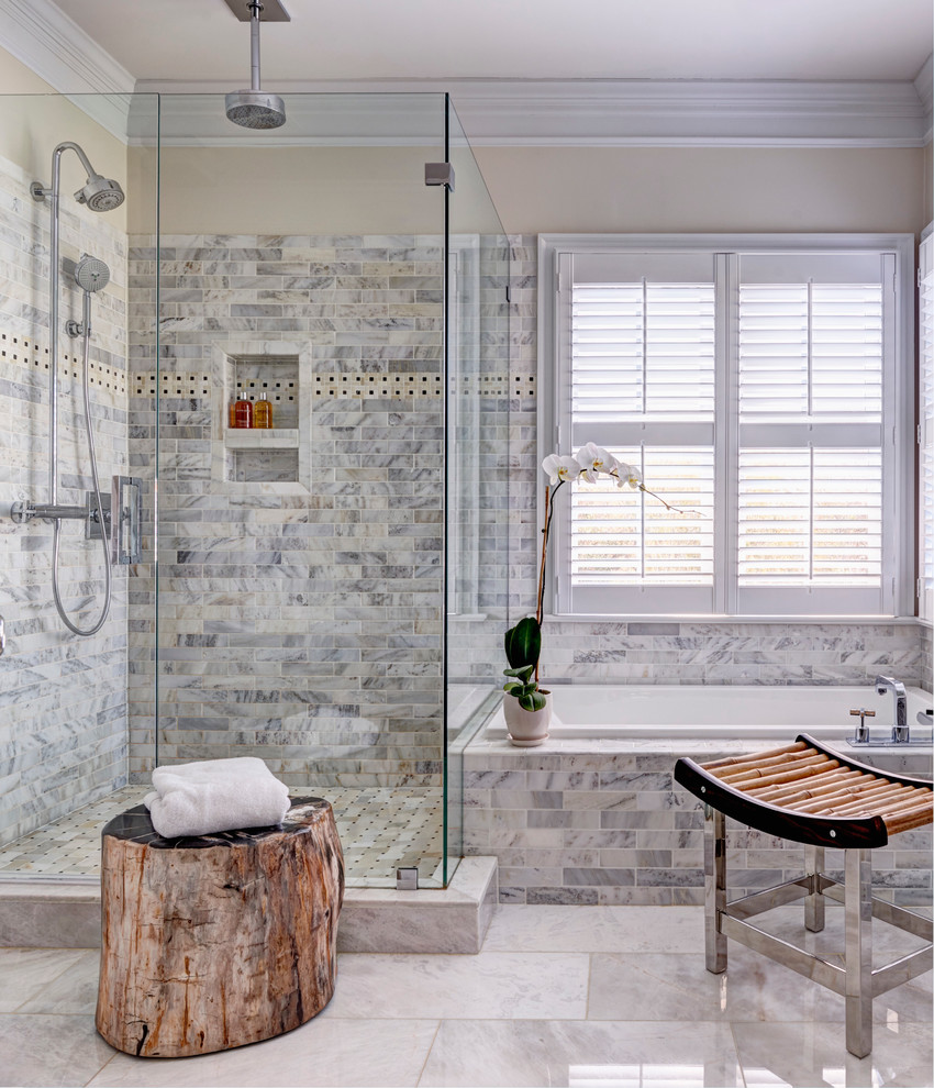 Réalisation d'une salle de bain principale tradition avec une baignoire posée, une douche double, un carrelage gris, un mur beige, une cabine de douche à porte battante et une fenêtre.