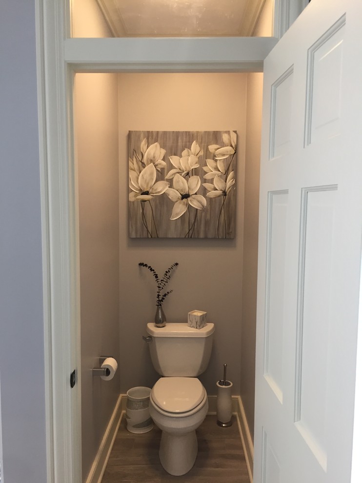 Foto på ett litet funkis toalett, med en toalettstol med separat cisternkåpa, grå väggar, klinkergolv i porslin och grått golv