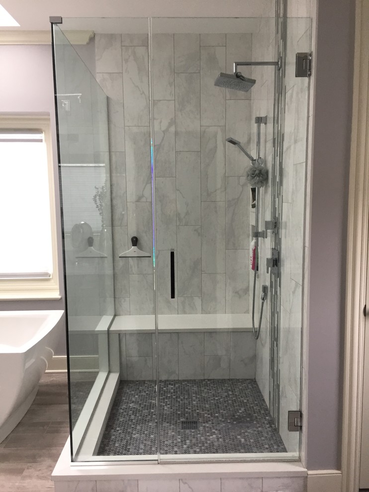 Exempel på ett stort modernt en-suite badrum, med släta luckor, grå skåp, ett fristående badkar, en hörndusch, en toalettstol med separat cisternkåpa, grå kakel, grå väggar, klinkergolv i porslin, ett undermonterad handfat, bänkskiva i kvarts, grått golv och dusch med gångjärnsdörr