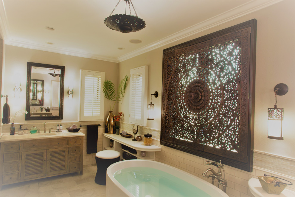 Foto på ett stort medelhavsstil beige badrum, med luckor med lamellpanel, vit kakel, keramikplattor, kalkstensgolv, ett undermonterad handfat, marmorbänkskiva och dusch med gångjärnsdörr