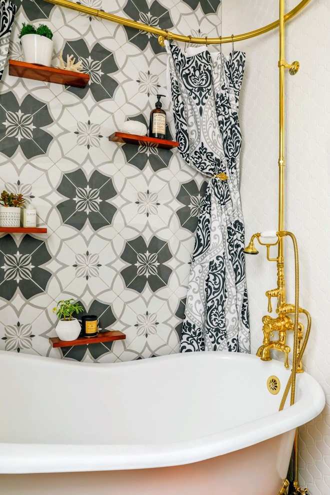 Inredning av ett modernt litet vit vitt en-suite badrum, med luckor med infälld panel, skåp i mellenmörkt trä, ett badkar med tassar, en dusch/badkar-kombination, en toalettstol med separat cisternkåpa, grå kakel, keramikplattor, vita väggar, klinkergolv i keramik, grått golv och dusch med duschdraperi