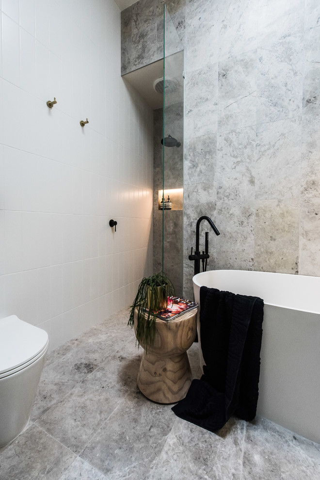 Пример оригинального дизайна: большая ванная комната в современном стиле с плоскими фасадами, серыми фасадами, открытым душем, раздельным унитазом, разноцветной плиткой, керамогранитной плиткой, разноцветными стенами, полом из керамогранита, душевой кабиной, настольной раковиной, столешницей из известняка, разноцветным полом, открытым душем и отдельно стоящей ванной